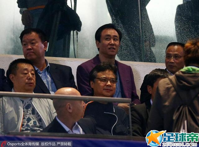 吴鑫无比倨傲的冷笑道：吴家是江南第一大家族，放眼全国也是其中翘楚，你竟然敢说我吴家是垃圾？。
