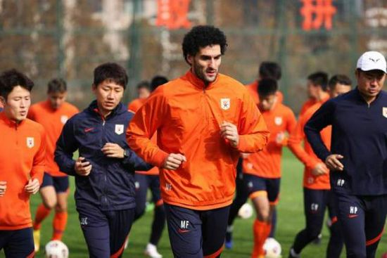 但在这里我们谈论的是那些绝对想要留在国米的球员，而国米俱乐部也绝对想要继续留住球员。